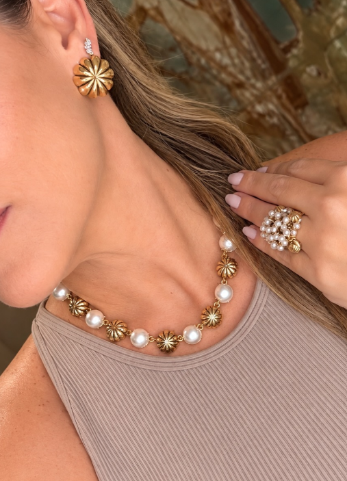 Conjunto dourado de colar, brinco e anel com pérolas